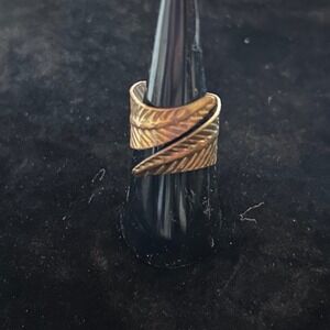 Vintage Gold Tone Bow Leaf Ring – Textured Wrap Design – Size 8